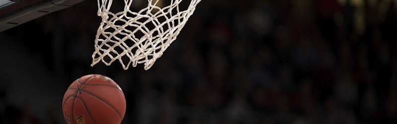 篮球运动员扣篮的精彩动作瞬间