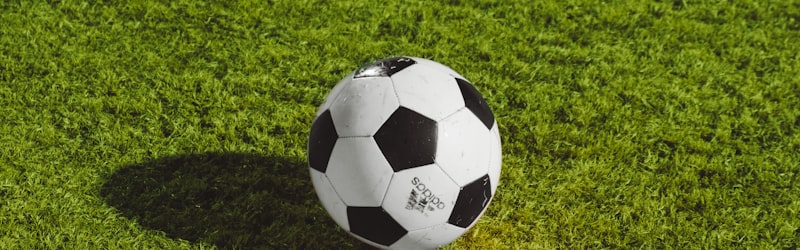 足球运动员在绿茵场上激烈比赛的精彩瞬间